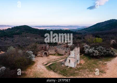 Pilisborosjeno, Hongrie - vue aérienne de la copie du célèbre château d'Eger à Nagy-Kevely. Banque D'Images