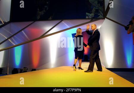 William Hague Chef du Parti conservateur, octobre 2000 avec la femme Ffion Hague, quittant le lieu de la Conférence du Parti conservateur à Bournemouth. Banque D'Images