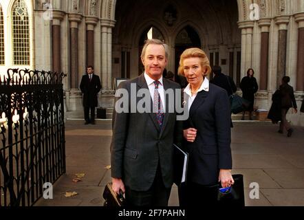 Neil Hamilton et Christine Hamilton le 1999 novembre arrivent à la haute Cour pour le 3e jour de leur action en diffamation contre Mohamed Al Fayed. Banque D'Images