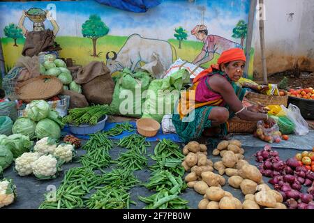 Koraput, Inde - février 2021: Femme d'Adivasi de la tribu Kondh vendant des légumes sur le marché de Koraput le 21 février 2021 à Odisha, Inde. Banque D'Images