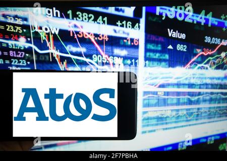 DAS logo von Atos ist auf einem Bildschirm eines smartphones zu sehen. Es ist im französischen Leitindex CAC 40 gelistet. CAC 40 steht für Cotation Assistée en continue und es sind die 40 wichtigsten börsennotierten Unternehmen Frankreichs gelistet. - le logo d'Atos peut être vu sur l'écran d'un smartphone la compagnie de publicité multinationale française est inscrite dans l'index français CAC 40. CAC 40 est l'acronyme de Cotation Assistee en continue et les 40 plus importantes entreprises françaises y sont inscrites. (Photo par Alexander Pohl/Sipa USA) Banque D'Images