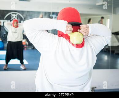 Femme arabe active s'entraîner dans une grande salle de sport Banque D'Images