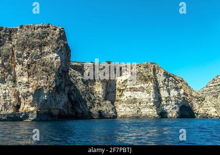 Malte, Wied iz-Zurrieq : les falaises le long de la partie sud de la côte maltaise, vue de la mer. Banque D'Images