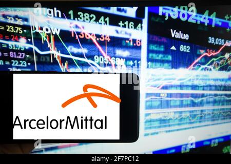 DAS logo von ArcelorMittal ist auf einem Bildskirm eines smartphones zu sehen. Es ist im französischen Leitindex CAC 40 gelistet. CAC 40 steht für Cotation Assistée en continue und es sind die 40 wichtigsten börsennotierten Unternehmen Frankreichs gelistet. - le logo d'ArcelorMittal peut être vu sur l'écran d'un smartphone la compagnie de publicité multinationale française est inscrite dans l'index français CAC 40. CAC 40 est l'acronyme de Cotation Assistee en continue et les 40 plus importantes entreprises françaises y sont inscrites. (Photo par Alexander Pohl/Sipa USA) Banque D'Images