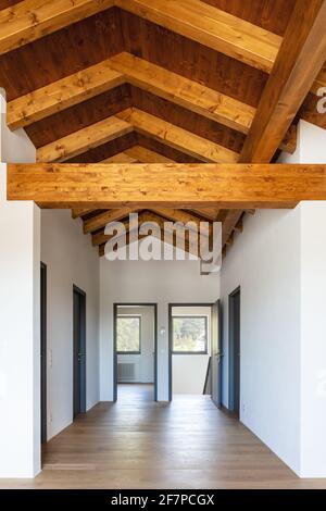 Couloir avec vue sur l'avant avec poutres apparentes et portes ouvertes pour les chambres vides, étage de paquet. Personne à l'intérieur. Banque D'Images