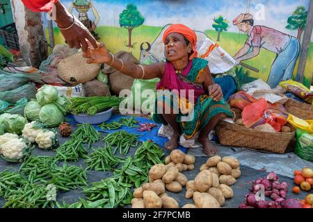 Koraput, Inde - février 2021: Femme d'Adivasi de la tribu Kondh vendant des légumes sur le marché de Koraput le 21 février 2021 à Odisha, Inde. Banque D'Images