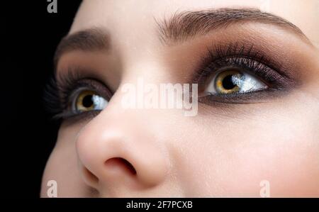 Gros plan sur le visage féminin humain. Femme avec visage et yeux naturels maquillage de beauté. Banque D'Images