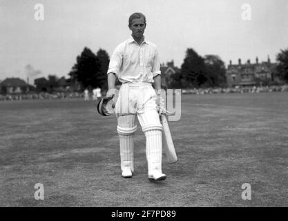 Photo du dossier datée du 20/09/49 du duc d'Édimbourg lors d'un match de cricket à Dean Park à Bournemouth pour batter pour ses onze contre Hampshire. Le duc d'Édimbourg est mort, a annoncé Buckingham Palace. Date de publication : vendredi 9 avril 2020. Voir l'histoire de l'AP, MORT Philip. Le crédit photo devrait indiquer : PA Wire Banque D'Images