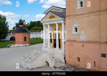 Chapelle avec baptistère au nom de la grande martyr George le victorieux dans le Svyato-Uspenskiy Staritsky monastère dans la ville de Tver, Staritsa re Banque D'Images