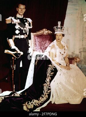 Photo du dossier datée du 02/06/53 du duc d'Édimbourg avec la reine Elizabeth II à la suite de son couronnement. Le duc d'Édimbourg est mort, a annoncé Buckingham Palace. Date de publication : vendredi 9 avril 2020. Voir l'histoire de l'AP, MORT Philip. Le crédit photo devrait indiquer : PA Wire Banque D'Images