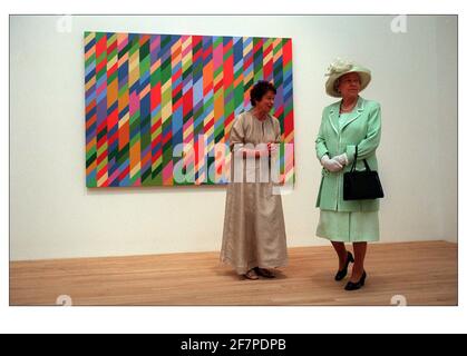 Queen Elizabeth II ouverture de la galerie Tate Modern Mai 2000 artiste Bridgett Riley avec son travail suspendu derrière elle Rencontre la Reine lors de l'ouverture du nouveau Tate Moderne Banque D'Images