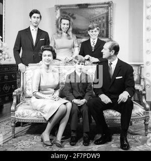 Photo du dossier datée du 20/11/72 du duc d'Édimbourg et de la reine Elizabeth II célébrant leur anniversaire de mariage d'argent, posant avec leurs enfants (rangée arrière, de gauche à droite) le prince Charles, la princesse Anne, le prince Andrew et (rangée avant, au centre) le prince Edward au palais de Buckingham. Le duc d'Édimbourg est mort, a annoncé Buckingham Palace. Date de publication : vendredi 9 avril 2020. Voir l'histoire de l'AP, MORT Philip. Le crédit photo devrait indiquer : PA Wire Banque D'Images