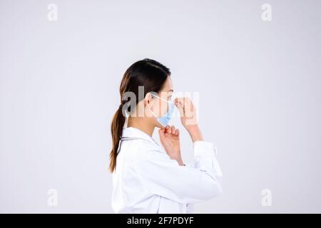 Une femme médecin portait un masque vue de côté