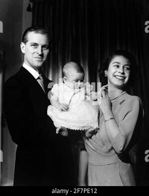 Photo du dossier datée du 26/04/49, de la reine Elizabeth II et du duc d'Édimbourg, tenant leur premier enfant, le prince Charles, âgé de six mois, à Buckingham Palace. Le duc d'Édimbourg est mort, a annoncé Buckingham Palace. Date de publication : vendredi 9 avril 2020. Voir l'histoire de l'AP, MORT Philip. Le crédit photo devrait indiquer : PA Wire Banque D'Images