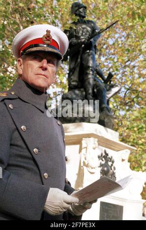Photo du dossier datée du 29/10/00 du capitaine général des Royal Marines, duc d'Édimbourg, lors du dévoilement du Royal Marines National Memorial à Londres. Le duc d'Édimbourg est mort, a annoncé Buckingham Palace. Date de publication : vendredi 9 avril 2020. Voir l'histoire de l'AP, MORT Philip. Le crédit photo devrait indiquer : PA Wire Banque D'Images