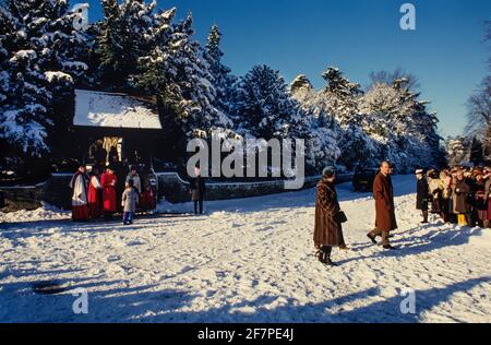 PHOTO DU DOSSIER: La famille royale britannique dirigée par la Reine après leur visite traditionnelle de Noël à l'église sur le domaine Queens Sandrigham à Norfolk, Angleterre, Royaume-Uni. 25 décembre 1985 crédit : BRIAN HARRIS/Alay Live News Banque D'Images