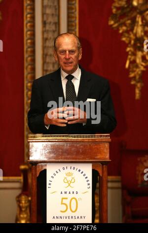 Photo du dossier datée du 19/10/05, du duc d'Édimbourg, prenant la parole lors d'une réception organisée à l'occasion du 50e anniversaire des prix du duc d'Édimbourg, à Buckingham Palace, à Londres. Le duc d'Édimbourg est mort, a annoncé Buckingham Palace. Date de publication : vendredi 9 avril 2020. Voir l'histoire de l'AP, MORT Philip. Le crédit photo devrait indiquer : PA Wire Banque D'Images