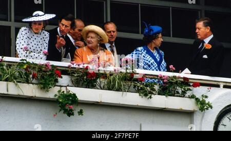 PHOTO DU FICHIER : EPSOM, ROYAUME-UNI. 30 juin 2015. Derby Day à l'Epsom Race course en 1986. Epsom Surrey Angleterre Royaume-Uni 1986 la famille royale dans la boîte royale. Prince Charles, Princesse Diana, HM la Reine mère, S.A.R. le Prince Philip, HM la Reine, crédit : BRIAN HARRIS/Alay Live News Banque D'Images