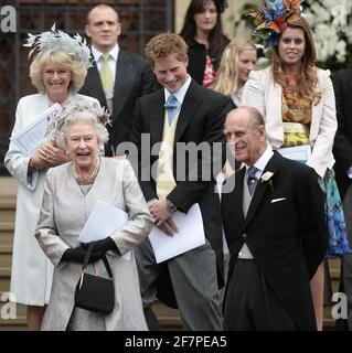 Photo du dossier datée du 17/05/08 de (de gauche à droite) la duchesse de Cornwall, la reine Elizabeth II, Mike Tindall, le prince Harry, Zara Phillips, Le duc d'Édimbourg et la princesse Beatrice quittent la chapelle Saint-Georges à Windsor après avoir assisté à la cérémonie de mariage de M. Peter Phillips et de Mlle Autumn Kelly. Le duc d'Édimbourg est mort, a annoncé Buckingham Palace. Date de publication : vendredi 9 avril 2020. Voir l'histoire de l'AP, MORT Philip. Le crédit photo devrait se lire: Shaun Curry/PA Wire Banque D'Images