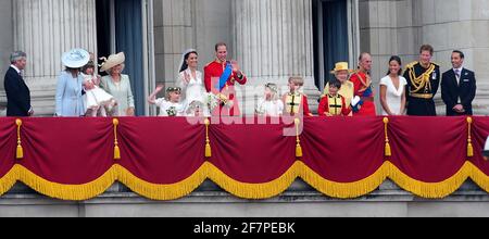 Photo du dossier datée du 29/04/11 du duc et de la duchesse de Cambridge, rejoints par des membres de sa famille et des membres de la famille royale, y compris la reine Elizabeth II et le duc d'Édimbourg, sur le balcon de Buckingham Palace, Londres, à la suite de leur mariage à l'abbaye de Westminster. Le duc d'Édimbourg est mort, a annoncé Buckingham Palace. Date de publication : vendredi 9 avril 2020. Voir l'histoire de l'AP, MORT Philip. Le crédit photo devrait se lire: Rui Vieira/PA Wire Banque D'Images