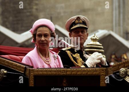 Photo du dossier datée du 07/06/1977 de la reine Elizabeth II et du duc d'Édimbourg dans le landau ouvert alors qu'ils conduisent sur le trajet de retour de procession au palais de Buckingham après le déjeuner au Guildhall pour célébrer le Jubilé d'argent. Le duc d'Édimbourg est mort, a annoncé Buckingham Palace. Date de publication : vendredi 9 avril 2020. Voir l'histoire de l'AP, MORT Philip. Le crédit photo devrait indiquer : PA Wire Banque D'Images