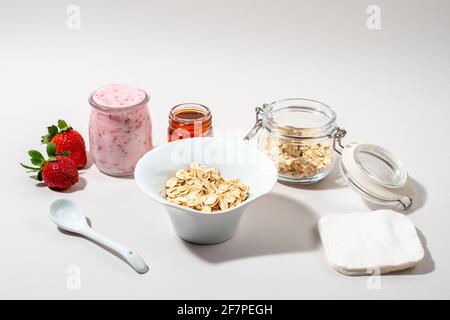 Ingrédients du masque de fraise maison : fraise, yaourt, miel, flocons d'avoine. Produits de soins naturels maison maison maison de bricolage. Banque D'Images