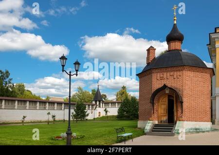 Chapelle avec baptistère au nom de la grande martyr George le victorieux dans le Svyato-Uspenskiy Staritsky monastère dans la ville de Tver, Staritsa re Banque D'Images