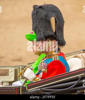 PHOTO DU DOSSIER : le prince Philip, duc d'Édimbourg, assiste à la cérémonie de la couleur le 11 juin 2016 au Horse Guards Parade, en compagnie de la reine Elizabeth II Le duc d'Édimbourg porte l'uniforme du colonel en chef, Grenadier Guards. Crédit : Malcolm Park/Alay Live News. Banque D'Images