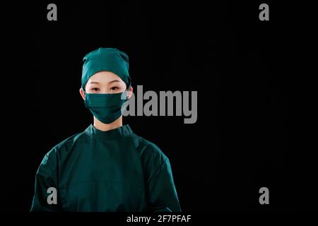 Portrait d'une jeune femme chirurgien regardant la caméra