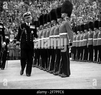 Photo du dossier datée du 17/08/52 du duc d'Édimbourg en uniforme naval inspectant la garde d'honneur montée par les gardes écossais, lorsqu'il a officiellement ouvert le Festival international de musique et de théâtre, au château d'Édimbourg. Il était le mari de la Reine et le patriarche de la famille royale, mais à quoi le duc d'Édimbourg se souviendra-t-il? Date de publication : vendredi 4 avril 2021. Banque D'Images