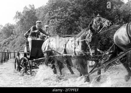 Photo du dossier datée du 17/09/83 du pilote de cheval expérimenté le duc d'Édimbourg, qui se sent anxieux lorsqu'il se met en difficulté à l'étang de l'obstacle lors des célèbres championnats nationaux de pilotage de chariot du Grouse à Smith's Lawn. Il était le mari de la Reine et le patriarche de la famille royale, mais à quoi le duc d'Édimbourg se souviendra-t-il? Date de publication : vendredi 4 avril 2021. Banque D'Images