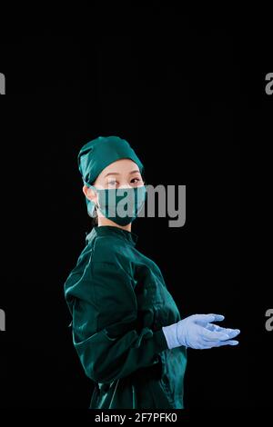 Portrait d'une jeune femme chirurgien regardant la caméra