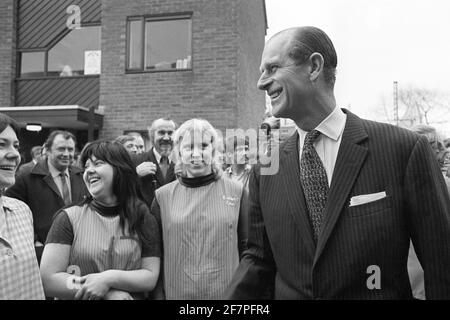 Photo du dossier datée du 08/02/73 du prince Philip riant alors qu'il partageait une blague avec des femmes nettoyantes lors de sa visite à l'université de Salford. Le duc d'Édimbourg était peut-être mieux connu pour ses gaffes. Il a choqué et parfois ravi le public avec ses propos et ses claangers. Date de publication : vendredi 4 avril 2021. Banque D'Images