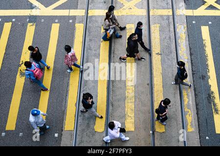 Hong Kong, Chine. 9 avril 2021. Les habitants de Hong Kong traversent la rue pendant la journée. Crédit : Keith Tsuji/ZUMA Wire/Alay Live News Banque D'Images