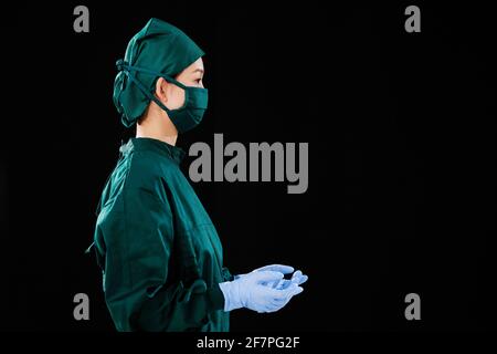 Portrait d'une jeune femme chirurgien ne regardant pas le appareil photo