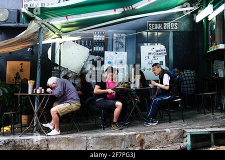 Hong Kong, Chine. 9 avril 2021. Les habitants de Hong Kong mangent le déjeuner pendant la journée. Crédit : Keith Tsuji/ZUMA Wire/Alay Live News Banque D'Images