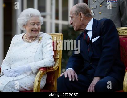 Photo du dossier datée du 05/06/14, de la reine Elizabeth II et du duc d'Édimbourg, assistant à une fête de jardin à Paris, organisée par Sir Peter Ricketts, ambassadeur de la Grande-Bretagne en France, avant de marquer le 70e anniversaire des débarquements du jour J pendant la Seconde Guerre mondiale Elle était la reine, mais le duc d'Édimbourg n'a jamais osé dire à sa femme exactement ce qui était. Date de publication : vendredi 9 avril 2021. Banque D'Images