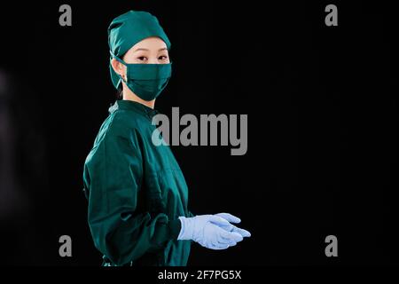 Portrait d'une jeune femme chirurgien regardant la caméra