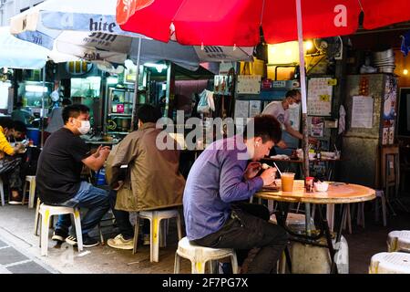 Hong Kong, Chine. 9 avril 2021. Les habitants de Hong Kong mangent le déjeuner pendant la journée. Crédit : Keith Tsuji/ZUMA Wire/Alay Live News Banque D'Images