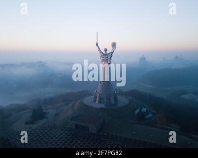Kiev, Ukraine - novembre 10 2018 : vue aérienne de la statue de la mère-mère-patrie à Kiev lors de mormes précoces avec brouillard de la rivière Dnieper, Ukraine Banque D'Images