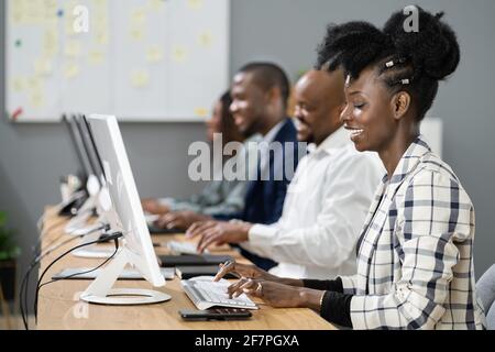 Équipe d'agents du centre d'appels pour les clients afro-américains Banque D'Images