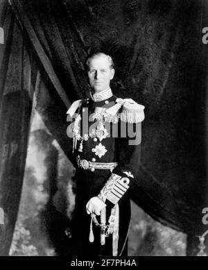 Photo du dossier datée du 2/6/1953 du duc d'Édimbourg, en uniforme en tant qu'amiral de la flotte, dans la salle du trône de Buckingham Palace, Londres, après le couronnement de la reine Elizabeth II, son épouse. Date de publication : vendredi 9 avril 2021. Banque D'Images