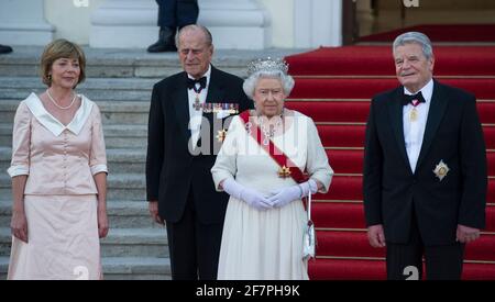 PHOTO DU DOSSIER : il avait 99 ans, le prince Philip, le mari de la reine est mort. Photo d'archive; de gauche à droite: La première Dame Daniela SCHADT, le prince Philip, la reine Elizabeth II, le président fédéral Joachim GAUCK réception de la reine britannique et du duc d'Édimbourg pour le banquet d'État par le président fédéral au palais Bellevue à Berlin le 24 juin 2015. Visite d'État de la Reine du Royaume-Uni de Grande-Bretagne et d'Irlande du Nord en Allemagne 2015. € € | utilisation dans le monde crédit: dpa Picture Alliance/Alay Live News Banque D'Images