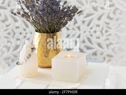 Utiliser la lavande pour le Feng shui pour promouvoir le bonheur, le bien-être, la bonne santé dans l'environnement domestique. Porte-bougie et tour en cristal de sélénite. Banque D'Images