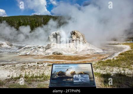 Grotte Geyser dans le parc national de Yellowstone. Wyoming. ÉTATS-UNIS. Banque D'Images