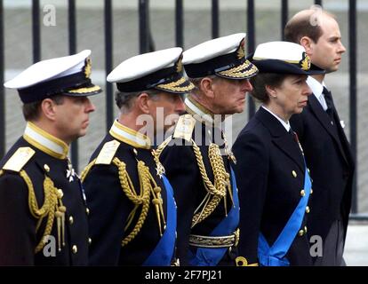 Photo de dossier datée du 09/04/02, de membres de la famille royale de Grande-Bretagne suivant le cercueil de la reine mère en route vers ses funérailles à l'abbaye de Westminster à Londres, (L-R) le duc d'York, le prince de Galles, le duc d'Édimbourg, la princesse royale et le comte de Wessex. Il était le mari de la Reine et le patriarche de la famille royale, mais à quoi le duc d'Édimbourg se souviendra-t-il? Date de publication : vendredi 4 avril 2021. Banque D'Images
