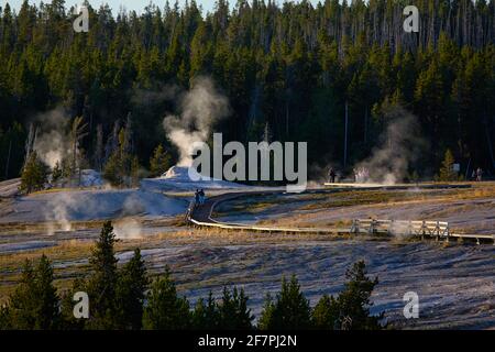 Upper Geyser Basin dans le parc national de Yellowstone. Wyoming. ÉTATS-UNIS. Banque D'Images