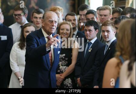 Photo du dossier datée du 25/05/17, du duc d'Édimbourg qui a accueilli les présentations du prix d'or du duc d'Édimbourg au château de Hillsborough à Co Down. Le prix du duc d'Édimbourg sera probablement jugé le plus grand héritage du prince Philip. Date de publication : vendredi 4 avril 2021. Banque D'Images