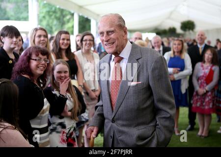 Photo du dossier datée du 06/07/17, du duc d'Édimbourg participant à la réception de présentation pour les titulaires du prix d'or du duc d'Édimbourg dans les jardins du palais de Holyroodhouse à Édimbourg. Le prix du duc d'Édimbourg sera probablement jugé le plus grand héritage du prince Philip. Date de publication : vendredi 4 avril 2021. Banque D'Images