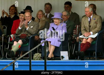 Photo du dossier datée du 03/16/16, de la reine Elizabeth II, accompagnée du duc d'Édimbourg et du prince de Galles participant au rassemblement des royales des Highlands du Braemar au parc commémoratif de la princesse Royal et du duc de Fife, à Braemar. Balmoral dans les Highlands reste l'un des endroits préférés de la royauté, et a tenu beaucoup de souvenirs pour le duc d'Édimbourg. On disait que la Reine n'était jamais plus heureuse que lorsqu'elle était à Balmoral, Philip aimait aussi la vie en plein air qui était synonyme de leur séjour annuel, qui s'étendait de la fin juillet à octobre. Date de publication : vendredi 4 avril 2021. Banque D'Images